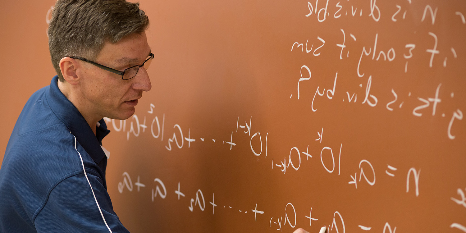 数学教授在黑板上写公式